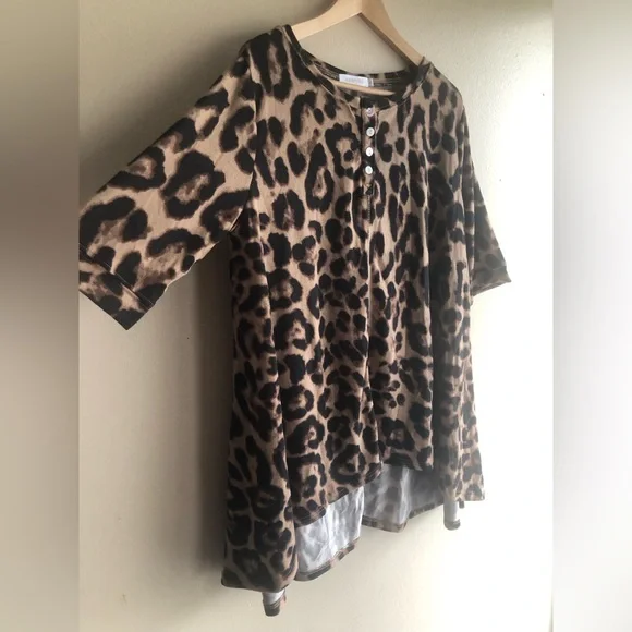 New Amaryllis Apparel Women's Shirt Brown XL Henley Hi Low Tunic Leopard Design - Picture 10 of 15